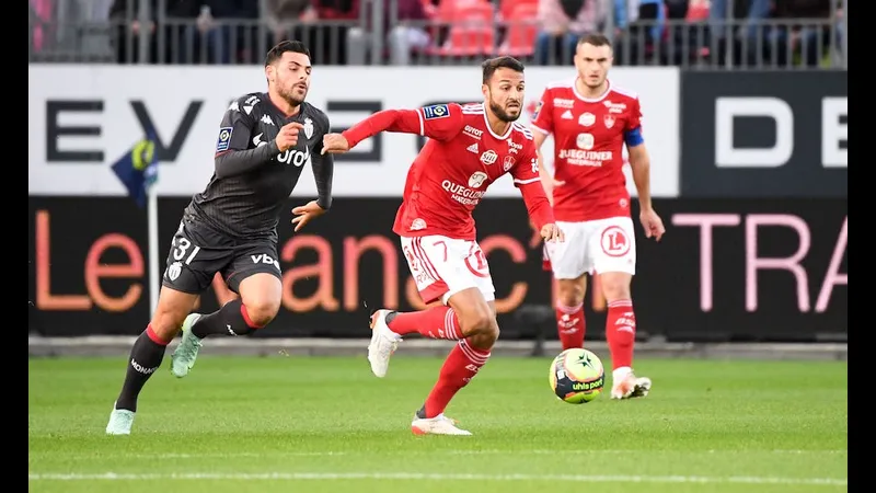 Cầu thủ của Monaco vượt qua cầu thủ của Brest trong trận đấu bóng đá Cầu thủ của Monaco vượt qua cầu thủ của Brest trong trận đấu bóng đá