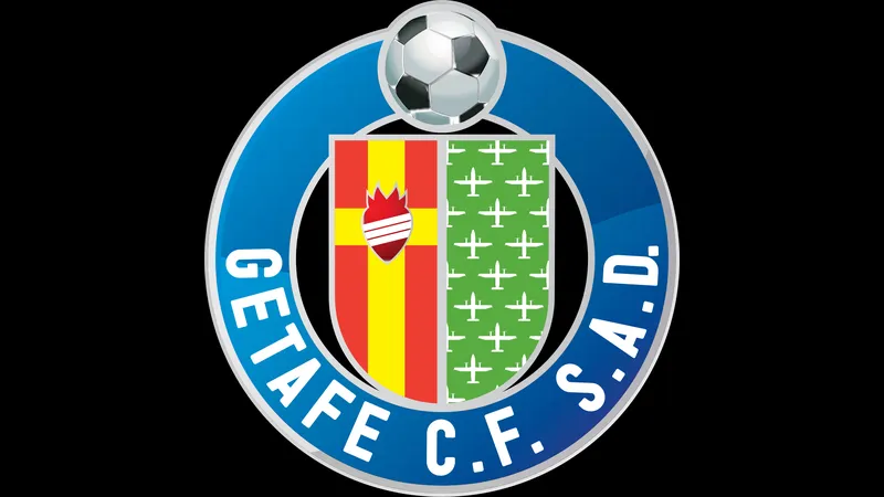 Cầu thủ Alaves và Getafe tranh chấp quyết liệt trên sân cỏ
