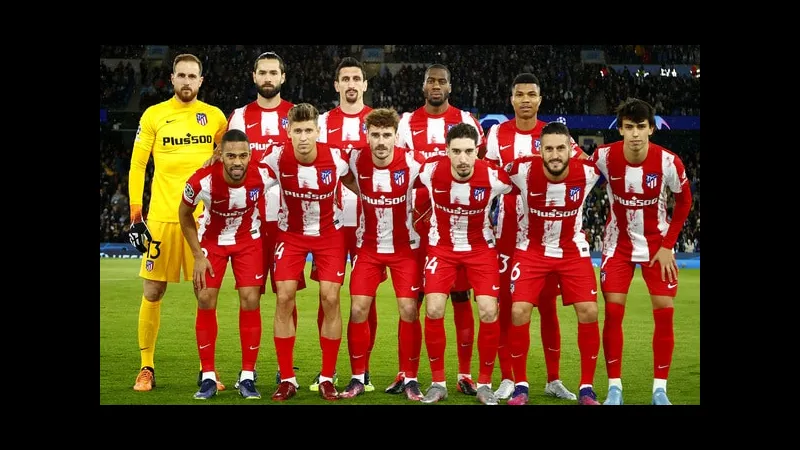 Messi của Barcelona vượt qua hậu vệ Atletico Madrid trên sân cỏ