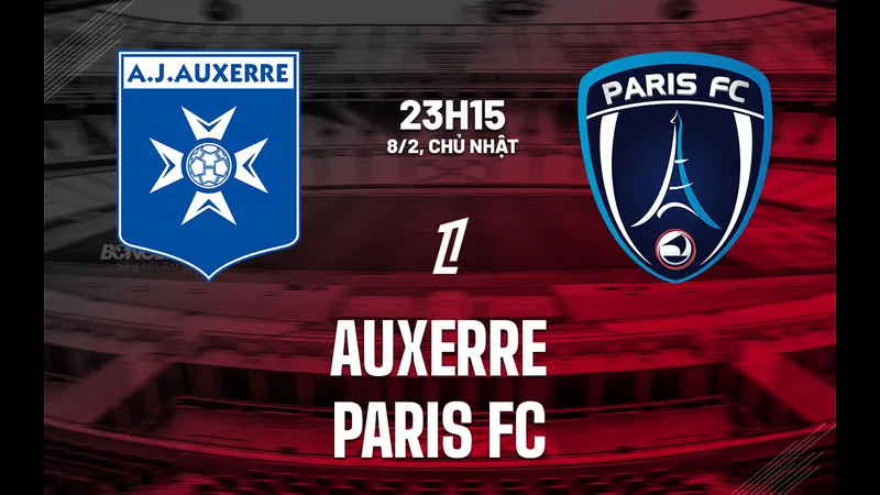 Cầu thủ Auxerre đang tung cú sút mạnh mẽ vào khung thành của Paris Cầu thủ Auxerre đang tung cú sút mạnh mẽ vào khung thành của Paris