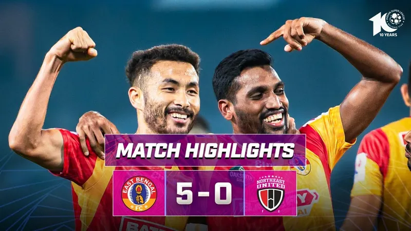 Cầu thủ East Bengal Club và NorthEast United tranh chấp bóng trên sân cỏ Cầu thủ East Bengal Club và NorthEast United tranh chấp bóng trên sân cỏ