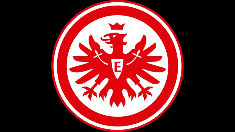 Cầu thủ Frankfurt và RB Leipzig tranh chấp bóng trên sân